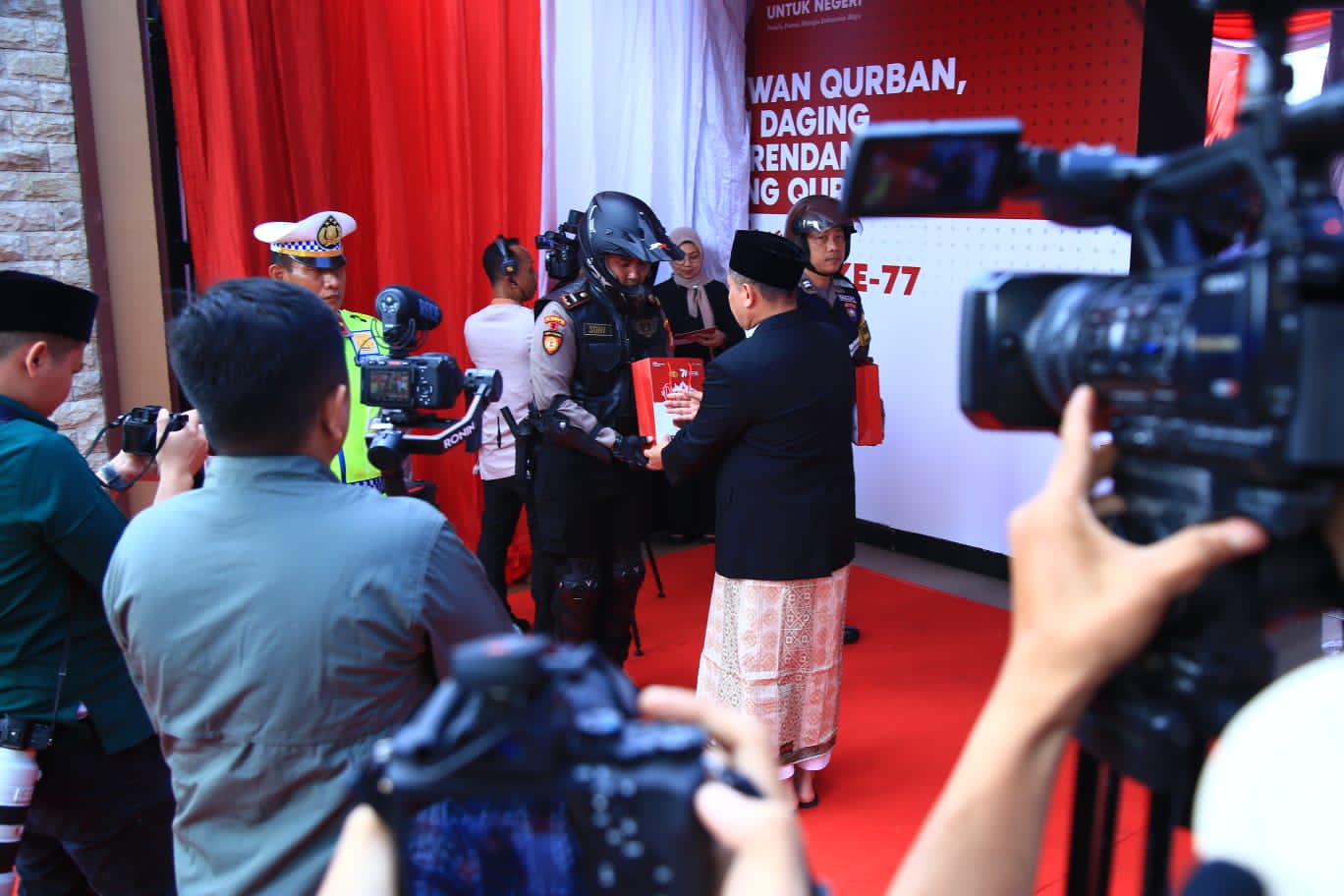 Peringati Idul Adha dan Hari Bhayangkara ke-77, Polri Distribusikan 9.300 Hewan Kurban ke Seluruh Indonesia
