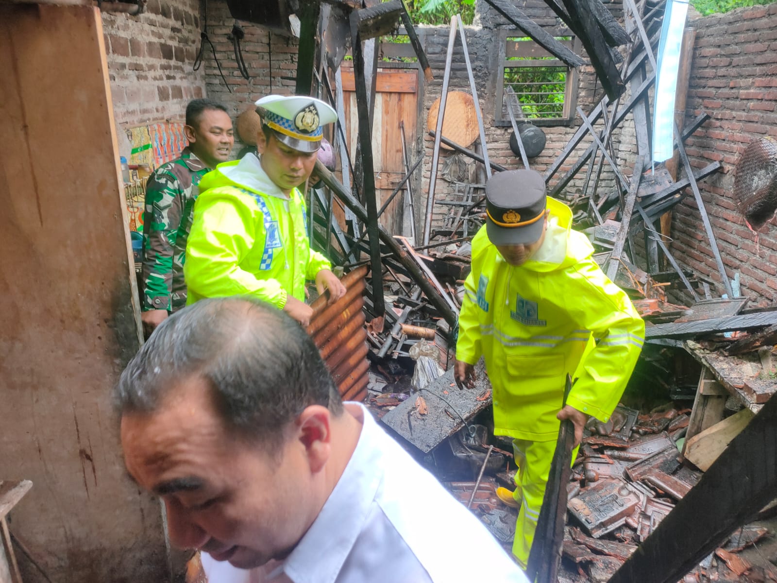 Salut, Polisi dan TNI Bersama Warga Gercep Tangani Rumah Yang Ambruk Akibat Hujan Deras di Trenggalek