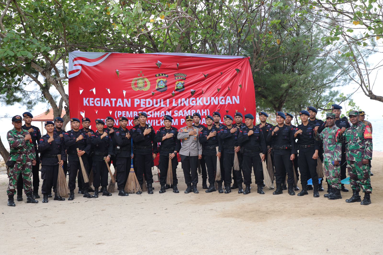 Peduli Lingkungan, Polda Bali Bersihkan Kawasan Pantai Karang