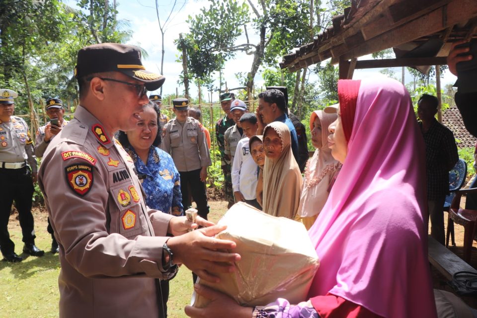 Kunjungi Warga Kecamatan Pule, Kapolres Trenggalek Serahkan Bansos