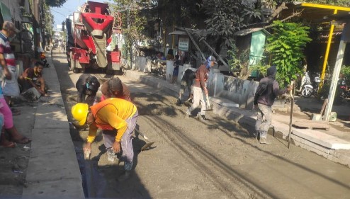 Progres Bupati Sidoarjo Pengecoran Proyek Betonisasi Lapis Bawah Jalan Tropodo Waru Mulai Dikerjakan