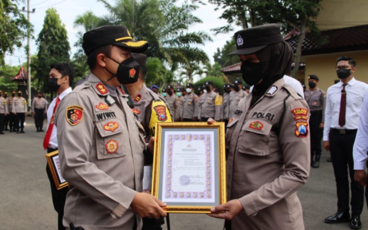 Kapolres Bangkalan Berikan Berbagai Reward Bagi Anggota Berprestasi