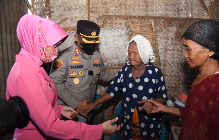 Polres Lamongan Bantu Bedah Rumah Mbok Inah