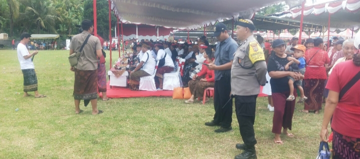 Personil Polsek Selemadeg Timur Amankan Bantas Festival