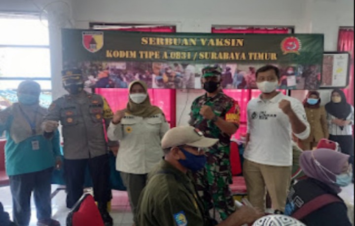 Bersama Tiga Pilar Polsek Tambaksari Berikan 400 Vaksin Booster Untuk Warga Dukuh Setro