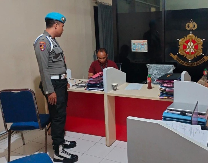 Propam Polres Tabanan Lakukan Pengawasan Terhadap Jaga Ruang Tahanan Dan Piket Fungsi